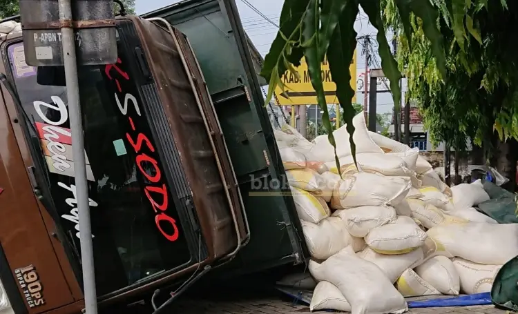 Truk Gandeng muatan tepung yang terguling di jalan raya Bangsal.(blok-a.com/Syahrul Wijaya)