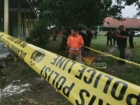 Polisi melakukan olah TKP pesta miras oplosan di SDN Jatirowo 1, Dawarblandong, Mojokerto.(blok-a.com/Syahrul Wijaya)