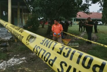 Polisi melakukan olah TKP pesta miras oplosan di SDN Jatirowo 1, Dawarblandong, Mojokerto.(blok-a.com/Syahrul Wijaya)