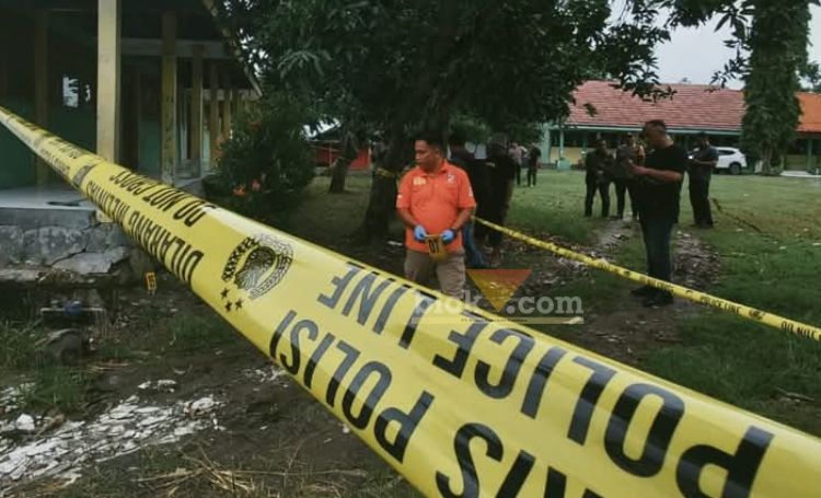 Polisi melakukan olah TKP pesta miras oplosan di SDN Jatirowo 1, Dawarblandong, Mojokerto.(blok-a.com/Syahrul Wijaya)