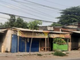 Belasan Lapak pedagang di Jalan Pasar Cerme Lor, Desa Cerme Lor, Kec. Cerme, Gresik pada Senin (27/1/2025) tidak jadi dibongkar. (blok-a.com/Ivan)