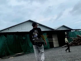 PT Tri Tunggal Laksanakan (TTL),  pabrik triplek yang berlokasi di Desa Jatilengger, Kecamatan Ponggok, Kabupaten Blitar. (blok-a.com/Fajar)