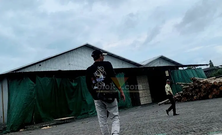 PT Tri Tunggal Laksanakan (TTL),  pabrik triplek yang berlokasi di Desa Jatilengger, Kecamatan Ponggok, Kabupaten Blitar. (blok-a.com/Fajar)