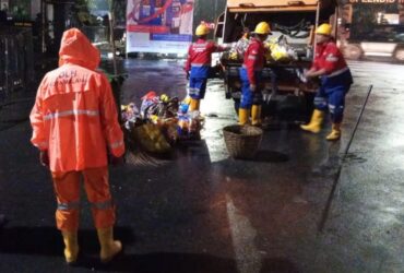 Pengangkutan sampah oleh personel DLH Kota Malang pada perayaan malam pergantian tahun (dokumentasi / DLH Kota Malang for blok-a.com)