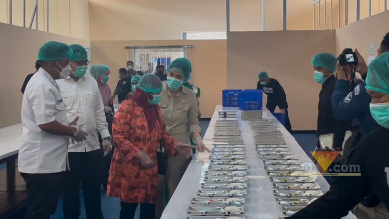 Wakil Menteri Pemberdayaan Perempuan dan Perlindungan Anak (PPPA) Republik Indonesia, Veronica Tan meninjau kegiatan Program Makan Bergizi Gratis (MBG) di Kecamatan Singosari, Kabupaten Malang