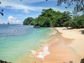 Keindahan Pantai Tiga Warna di Kabupaten Malang (dok. Instagram @pantaitigawarna)