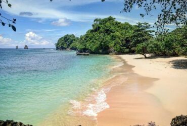 Keindahan Pantai Tiga Warna di Kabupaten Malang (dok. Instagram @pantaitigawarna)