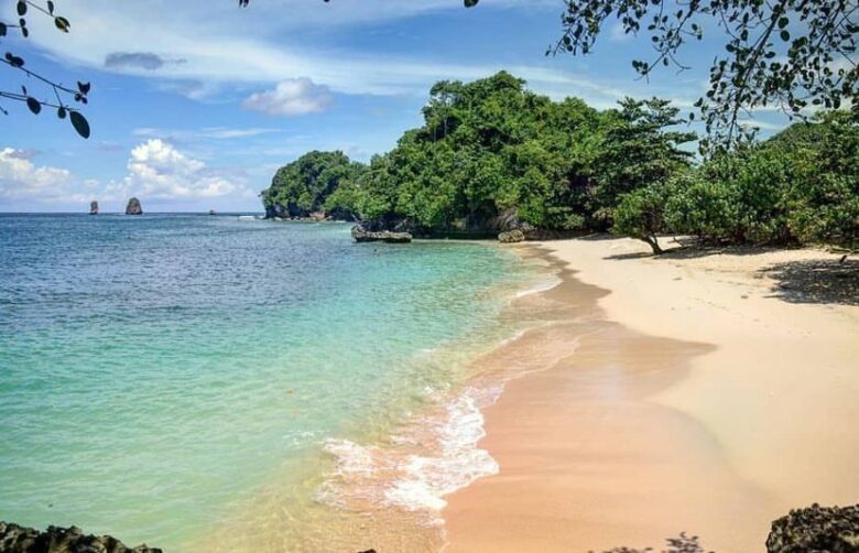 Keindahan Pantai Tiga Warna di Kabupaten Malang (dok. Instagram @pantaitigawarna)