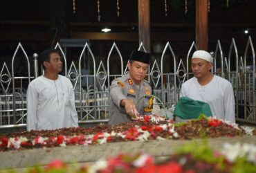 Kapolres Gresik AKBP Rovan Richard Mahenu saat berziarah di makam Maulana Malik Ibrahim. (istimewa)