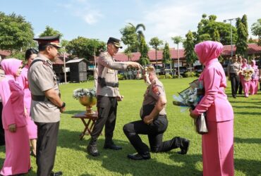 Kapolres Jombang AKBP Eko Bagus Riyadi pimpin upacara kenaikan pangkat anggotanya.(dokumen Polres)