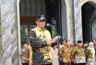 Pj Bupati Jombang Teguh Narutomo pimpil apel kerja perdana 2025.(blok-a.com/Syahrul Wijaya)