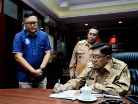 Wali Kota Blitar Santoso menandatangani perpanjangan sewa Stadion Soepriadi Kota Blitar sebagai home base Arema FC untuk tiga pertandingan sisa Liga 1 Indonesia. (blok-a.com/Fajar)