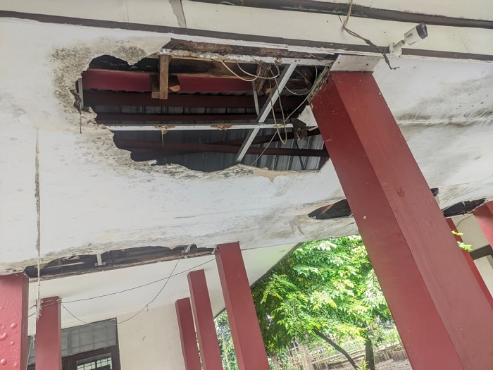 Kondisi plafon Kontor Dinas Pertanian Kota yang rusak parah.
