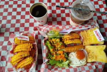 Nikmati sarapan sehat di Toko Kopi Juwita, Kota Malang. Menu Jessica Love Sunday dan Sweet Cindy siap memenuhi kebutuhan gizi Anda