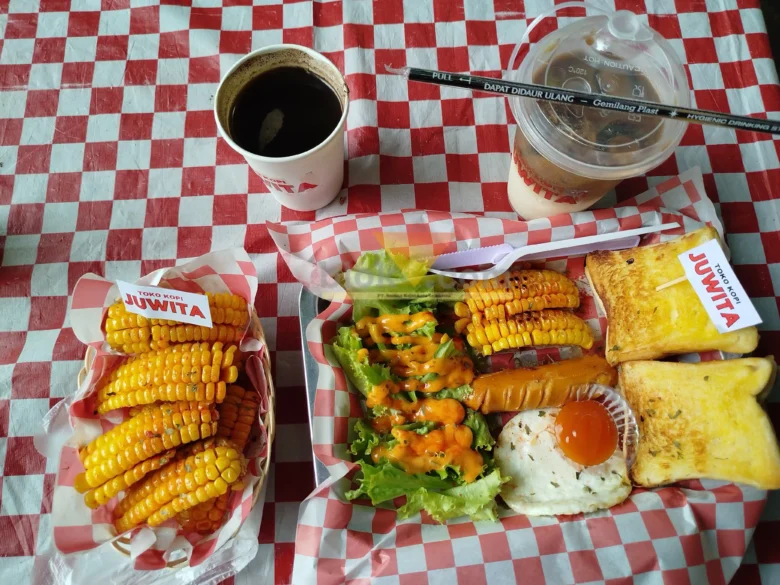 Nikmati sarapan sehat di Toko Kopi Juwita, Kota Malang. Menu Jessica Love Sunday dan Sweet Cindy siap memenuhi kebutuhan gizi Anda