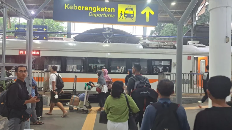 Teks: Suasana penumpang di stasiun yang akan naik kereta api.(blok-a.com/Syahrul Wijaya)