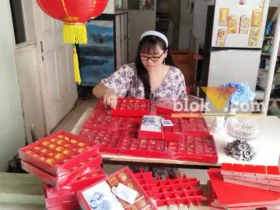 Sonia, saat memproduksi dan menunjukkan kue keranjang hasil buatannya (blok-a.com / Yogga Ardiawan)