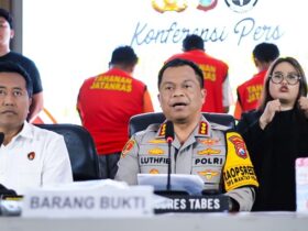 Kapolrestabes Surabaya Kombes Pol Luthfie Sulistiawan saat press rilis penangkapan debt collector yang diduga aniaya pengacara.(Humas Polri)