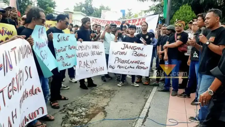 Massa GPI menggelar alsi demo di de0an Kantor Kejaksaan Negeri Kabupaten Blitar. (Foto : blok-a.com/Fajar)