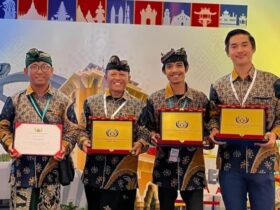 Perwakilan Desa Wisata Osing Kemiren menerima piagam juara Asean Homestay Award 2025 di Persada Johor Convention Centre Johor Bahru, Malaysia, Senin (20/1/2025).(Istimewa)