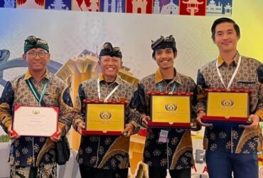 Perwakilan Desa Wisata Osing Kemiren menerima piagam juara Asean Homestay Award 2025 di Persada Johor Convention Centre Johor Bahru, Malaysia, Senin (20/1/2025).(Istimewa)