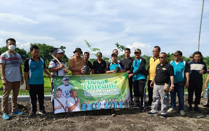 Penanaman bibit pohon di Desa Patemon, Probolinggo.