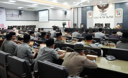 Rapat Paripurna DPRD Kabupaten Blitar dengan agenda pengumuman hasil penetapan pasangan calon Bupati dan Wakil Bupati terpilih, Rijanto dan Beky Herdihansah. (blok-a.com/Fajar)