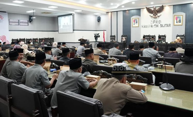 Rapat Paripurna DPRD Kabupaten Blitar dengan agenda pengumuman hasil penetapan pasangan calon Bupati dan Wakil Bupati terpilih, Rijanto dan Beky Herdihansah. (blok-a.com/Fajar)