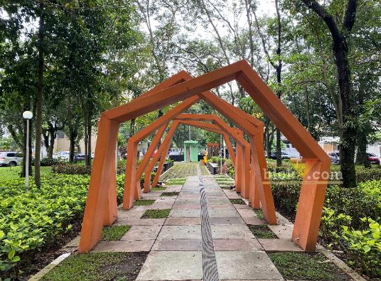 Spot foto lorong berwarna orange di Taman Slamet (Muhammad Berril Labiq/blok-a.com)