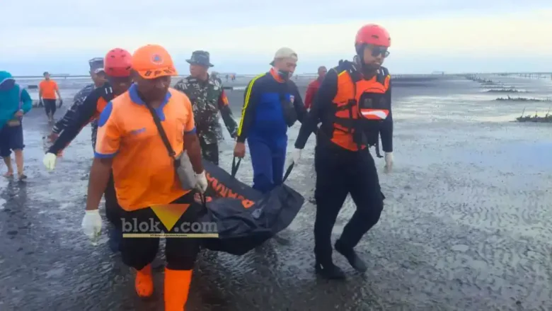 Tim SAR Gabungan melakukan evakuasi korban, warga Panarukan yang hilang di laut dan ditemukan tewas, diduga akibat tersambar petir (blok-a.com)