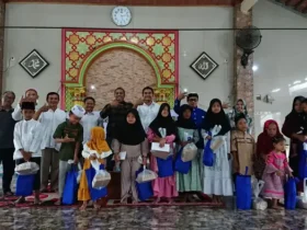 Pengurus Gekrafs Mojokerto foto bersama anak-anak yatim di musala Pondok Chusnul Khitam.(blok-a.com/Syahrul Wijaya)