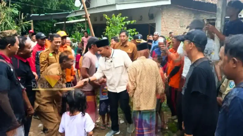 Gus Haris Bupati terpilih Probolinggo meninjau ke lokasi kejadian di rumah korban (blok-a.com)