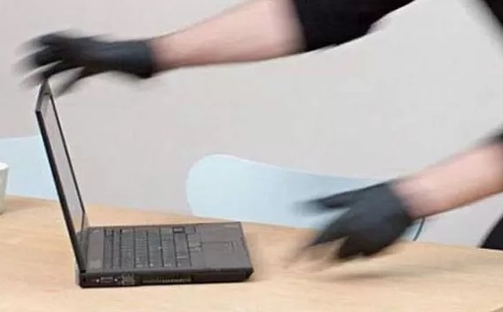 Ilustrasi maling laptop.