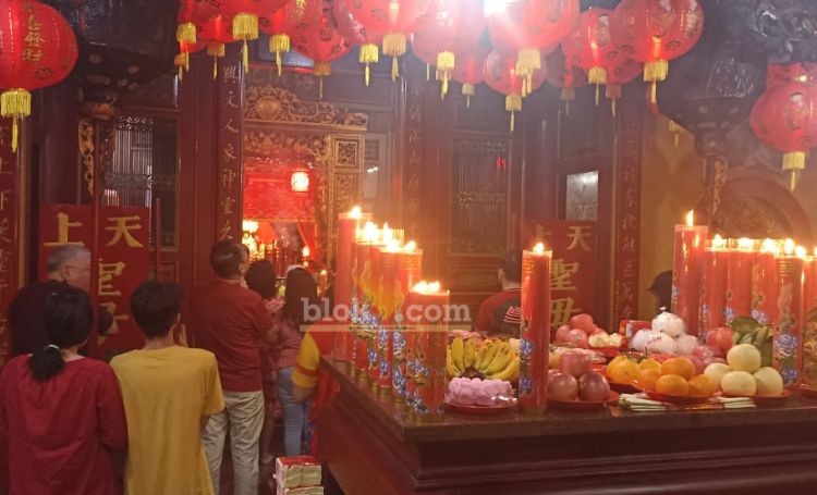 Umat Konghucu di gresik sembahyang di Klenteng di Kim Hin Kiong di Jalan Setiabudi, Kecamatan Gresik, Kabupaten Gresik. (blok-a.com/ivan)
