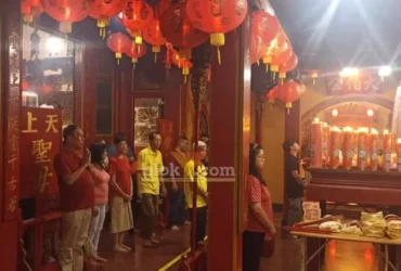 Umat Konghucu di gresik sembahyang di Klenteng di Kim Hin Kiong di Jalan Setiabudi, Kecamatan Gresik, Kabupaten Gresik. (blok-a.com/ivan)