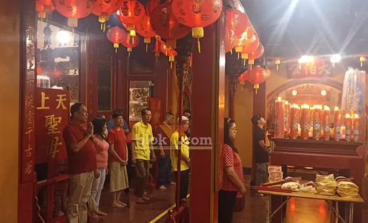 Umat Konghucu di gresik sembahyang di Klenteng di Kim Hin Kiong di Jalan Setiabudi, Kecamatan Gresik, Kabupaten Gresik. (blok-a.com/ivan)