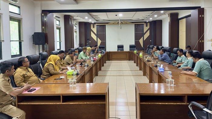 Audensi bersama sekdakab di gedung DPRD Kabupaten Pasuruan.