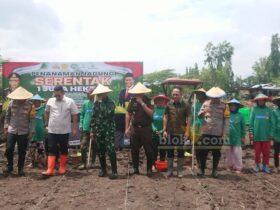 Penanaman jagung serentak 1 juta hektare oleh Kapolres Mojokerto kota, Pj Wali Kota dan jajaran forkopimda.(blok-a.com/Syahrul Wijaya)