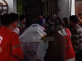Jasad Rifky tiba di rumah duka, perumahan Suam Regency, Kedundung, Kota Mojokerto.(Blok-a.com/Syahrul Wijaya)