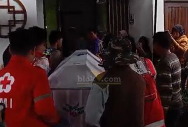 Jasad Rifky tiba di rumah duka, perumahan Suam Regency, Kedundung, Kota Mojokerto.(Blok-a.com/Syahrul Wijaya)