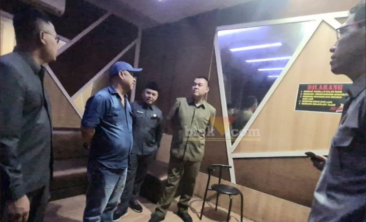 Komisi II DPRD Kota Blitar melakukan evaluasi terhadap perizinan Karaoke Jojoo yang berlokasi di Pasar Legi. (blok-a.com/Fajar)