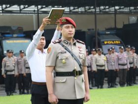 Kapolres Mojokerto kota AKBP Daniel S Marunduri memimpin upacara Sertijab Kasatreskrim di lapangan Patih Gajah Mada.(dokumen Polres)