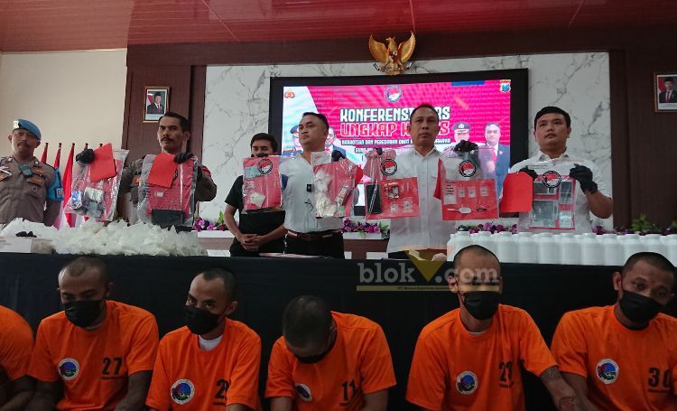 Para tersangka dan barang bukti yang berhasil diamankan Polres Mojokerto Kota.(blok-a.com/Syahrul Wijaya)