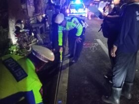 Piket lantas Polsek Kalipuro bersama Satlantas Polresta Banyuwangi saat melakukan olah TKP laka tabrak depan di Jalan Raya Banyuwangi-Situbondo, Jumat (3/1/2025) malam. (blok-a.com/Kuryanto)