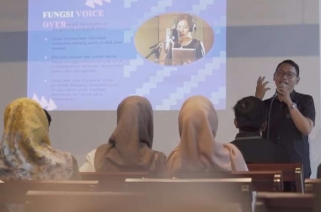 Salah seorang praktisi berpengalaman saat memberikan pelatihan dalam Kelas Kreatif Disbudpar Banyuwangi, Senin (6/1/2025). (blok-a.com/Istimewa)