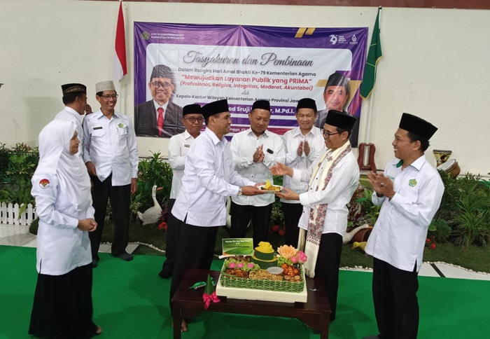 Pemotongan tumpeng oleh Kemenag Kabupaten Probolinggo yang diserahkan kepada Kakanwil Jawa Timur