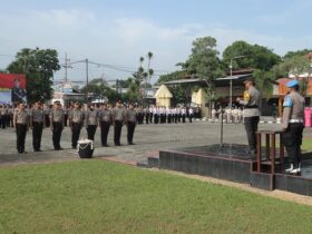 Kapolres Mojokerto AKBP Ihram Kustarto memimpin upacara kenaikan pangkat anggota di Mako Polres.(blok-a.com/Syahrul Wijaya)