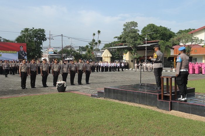 Kapolres Mojokerto AKBP Ihram Kustarto memimpin upacara kenaikan pangkat anggota di Mako Polres.(blok-a.com/Syahrul Wijaya)