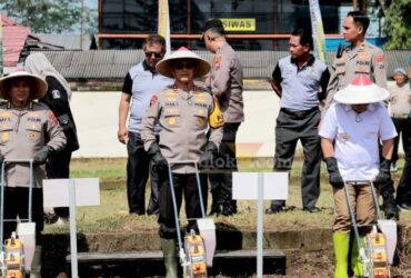 Kapolda Jatim dan Pj Gubernur Luncurkan benih jagung Bhayangkara dalam penanaman serentak 1 juta hektare di Kabupaten Blitar. (blok-a.com/Fajar)