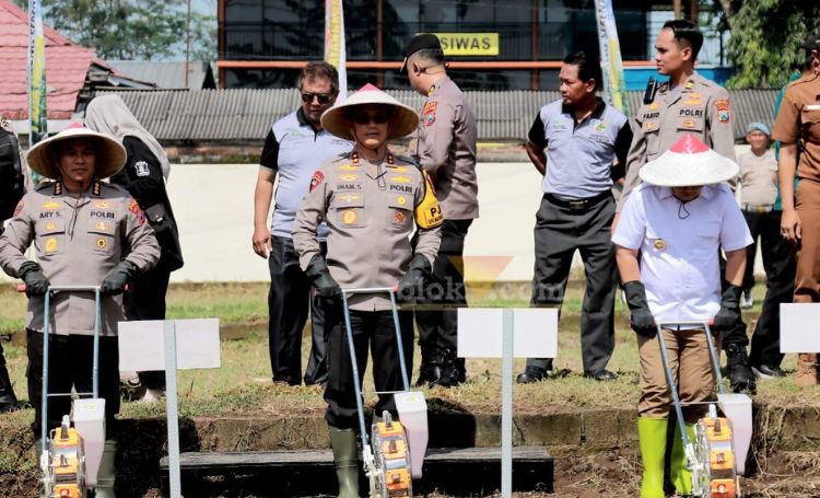 Kapolda Jatim dan Pj Gubernur Luncurkan benih jagung Bhayangkara dalam penanaman serentak 1 juta hektare di Kabupaten Blitar. (blok-a.com/Fajar)